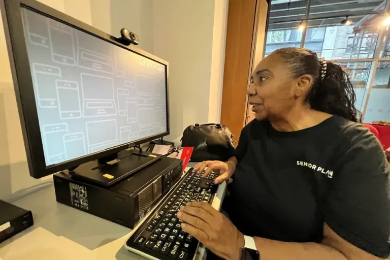 María Arnold, de 65 años en su clase de tecnología