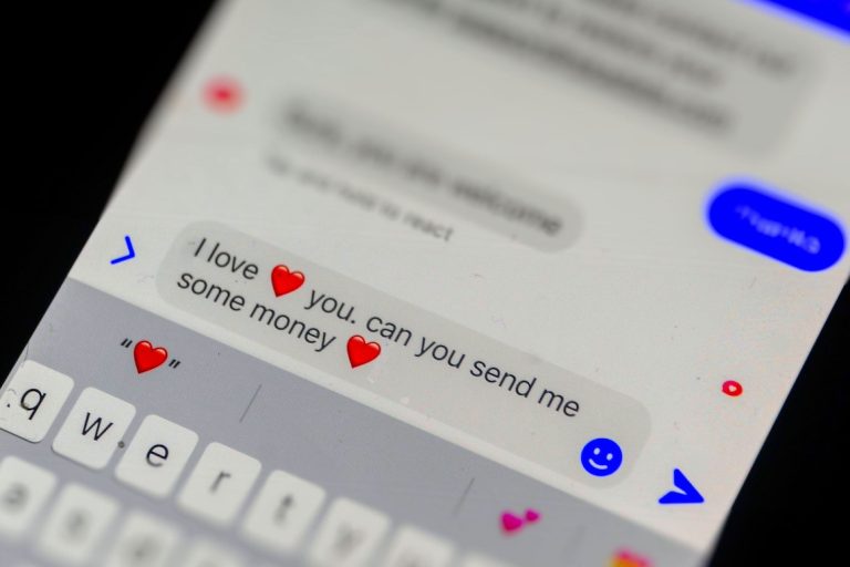 photo of a message on a smartphones involved with romance fraud
